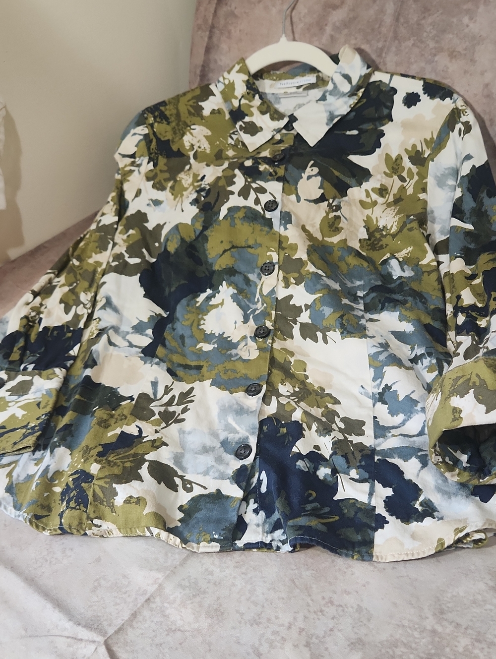 Van Heusen Floral Button-Down Shirt in Olive, Navy & White; Striking Colors💓